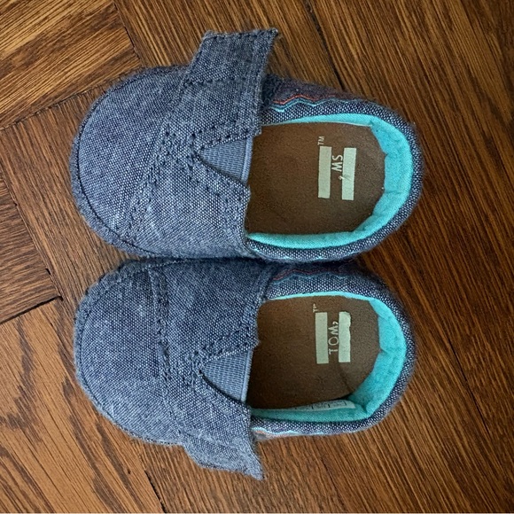 TOMS Embroidered Chambray Infant Shoes - Picture 4 of 4
